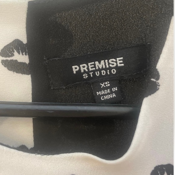 Premise Black and White Kisses Print Top - Picture 5 of 5